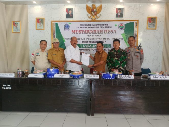 
 ‎Kapolsek Awangpone Hadiri Musyawarah Desa Penyusunan RKPDes 2027 di Desa Jaling