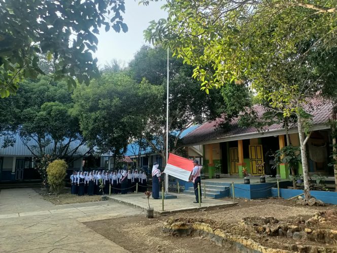 
 Aiptu Mustamin, Berikan Edukasi, kepada, Siswa SMP Negeri 3 Ulaweng, tentang, Bahaya Bullying, dan Perang Kelompok,