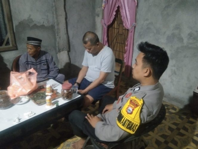 
 Sambang Humanis, Brigpol Rahmat Perkuat Kedekatan dengan Warga