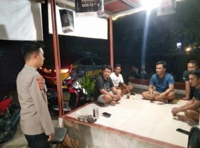 
 Jaga Kampung Tetap Aman, Bhabinkamtibmas Ajangale Hidupkan Semangat Satkamling