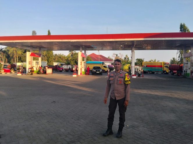 
 Anggota Polsek Mare Laksanakan Pengamanan di SPBU Putra Karella