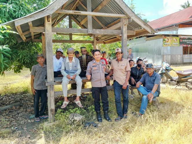 
 Sambang Humanis, Ka SPKT Polsek Ajangale Dekatkan Polri dengan Warga