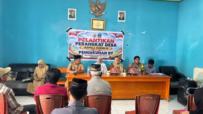 
 Bhabinkamtibmas Hadiri Pelantikan Perangkat Desa Pasippo, Sampaikan Pesan Kamtibmas