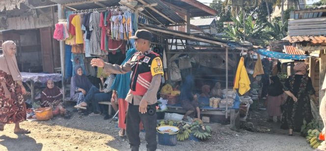 
 ‎Jaga Kamtibmas , Personel Polsek Cenrana Lakukan Pengamanan Pasar Watu