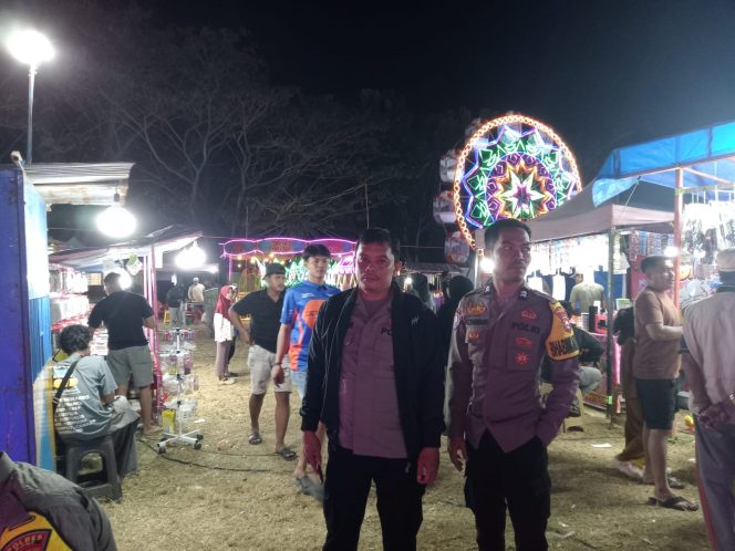 
 Personel Polsek Mare Laksanakan Pengamanan Pasar Malam di Alun-Alun Kecamatan Mare