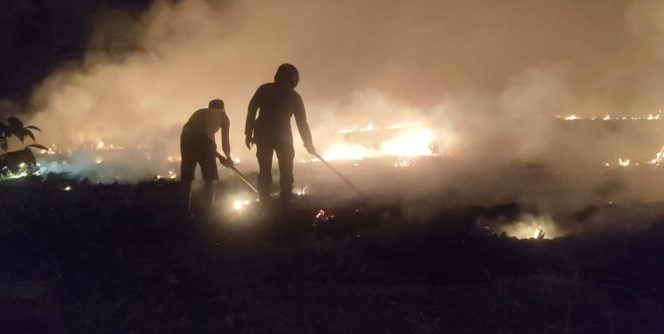 
 Bhabinkamtibmas Desa Lakukang Bersama Warga Datangi Lokasi Karhutla di Lahan Tebu PBB Arasoe