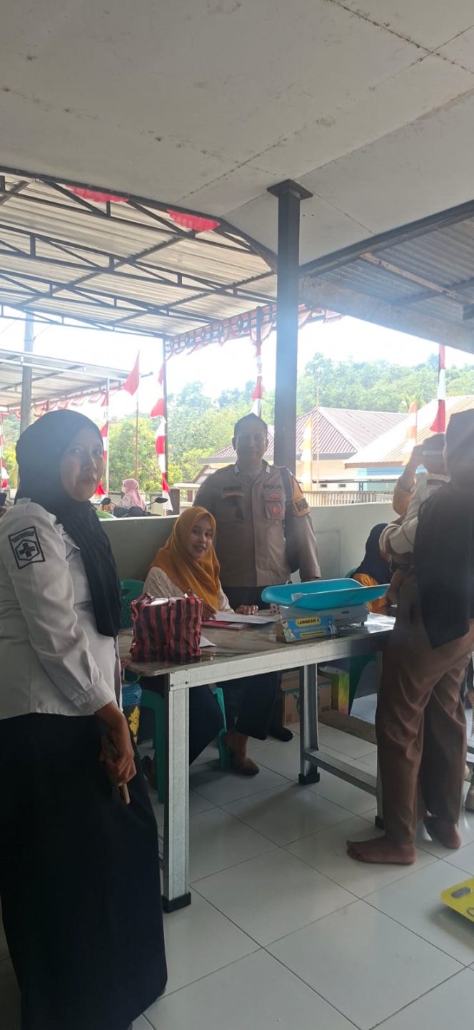 
 ‎Bahninkamtibmas Bripka Arman lakukan sambangi dan monitoring di Posyandu wilayah binaanya  ‎