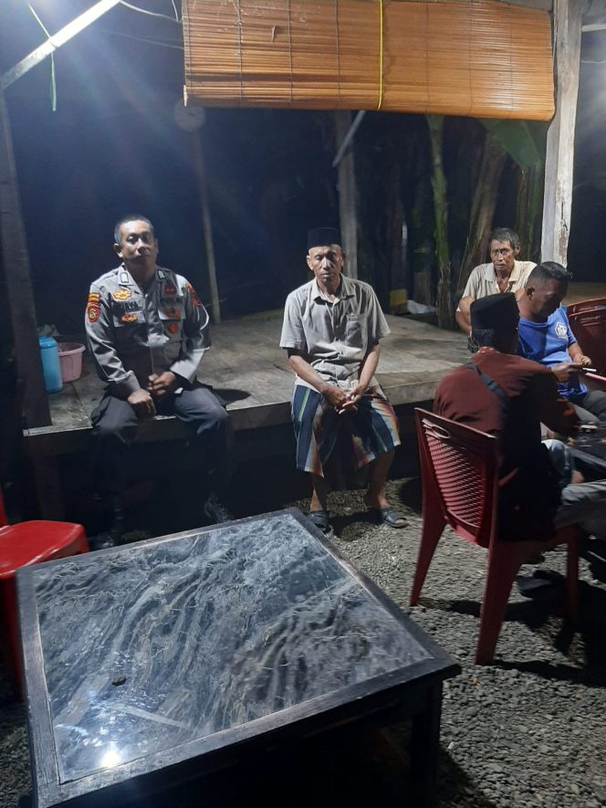 
 Anggota Piket Polsek Mare Laksanakan Patroli Ideologis untuk Menjaga Kamtibmas