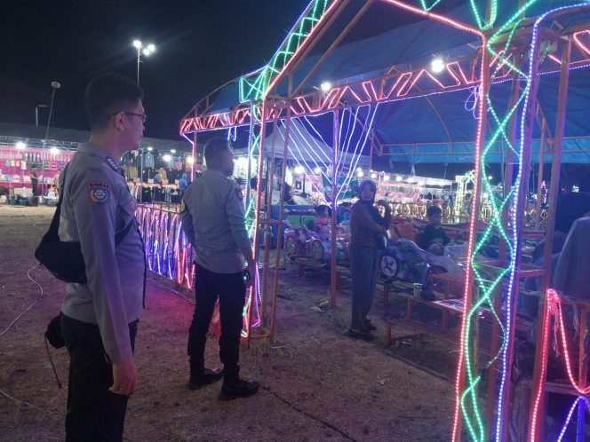 
 Piket Jaga Polsek Mare Sambangi Penjual di Pasar Malam Lapangan Merdeka