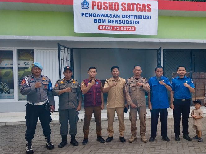 
 Polsek Cina Laksanakan Pengamanan dan Pengaturan Lalu Lintas di SPBU Cina