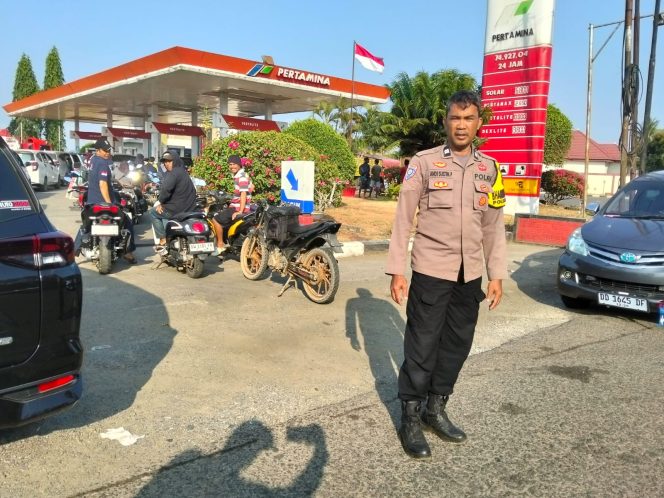 
 Anggota Polsek Mare Laksanakan Pengaturan di SPBU Karella Mare