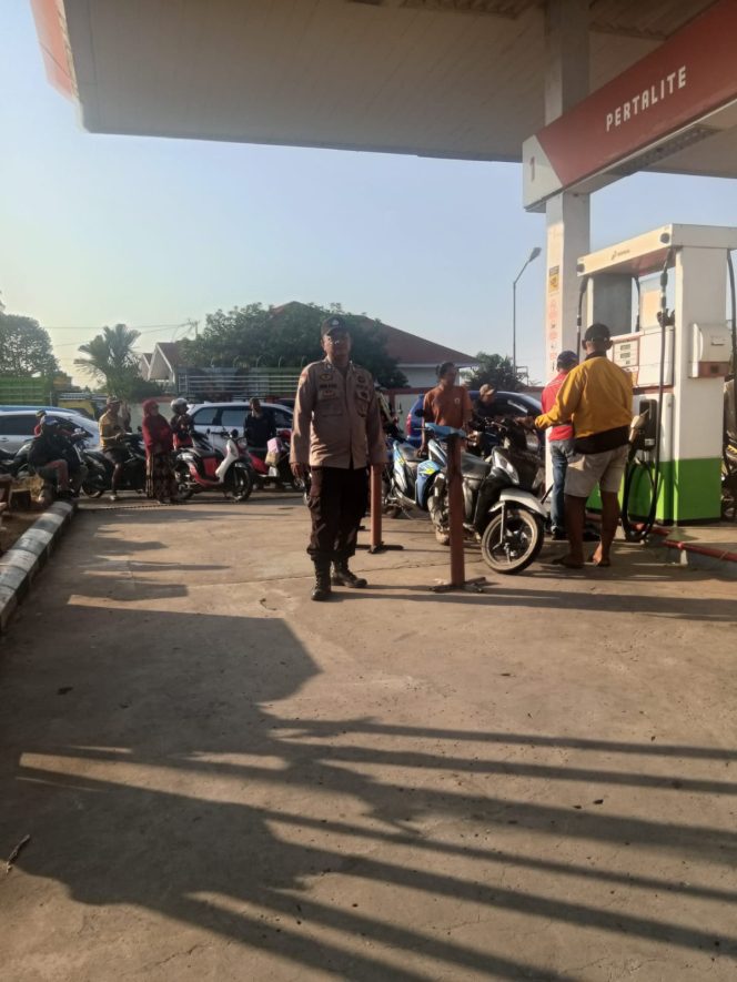 
 Anggota Piket Polsek Mare Pantau Antrean di SPBU Karella Mare