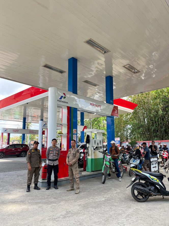 
 Polsek Cina Bersama Satgas Pemkab Bone Awasi Penyaluran BBM di SPBU Cina