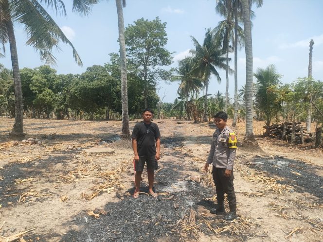 
 Personel Polsek Ajangale Respons Cepat Pantau Kebakaran Lahan Kebun di Amasangeng