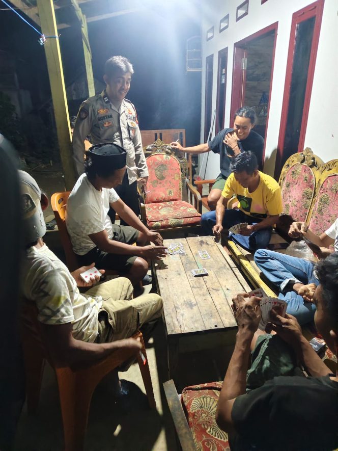 
 Polsek Cina Rutin Laksanakan Patroli Malam, Sambangi Warga dan Sampaikan Imbauan Kamtibmas