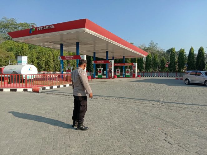 
 PERSONIL, POLSEK ULAWENG, MELAKUKAN PEMANTAUAN, DI SPBU AKAE, KEC. ULAWENG,