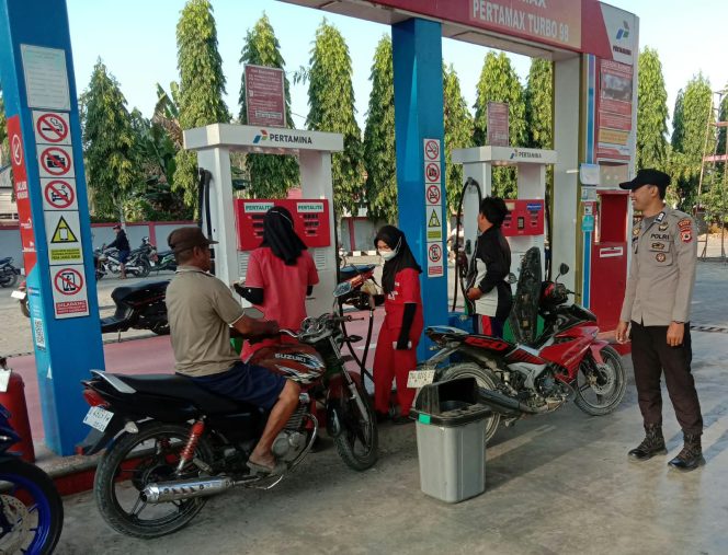 
 Personel, Polsek Ulaweng, Laksanakan, Pengaturan, Lalu Lintas, dan, Pengawasan, Pengisian BBM, di SPBU, Akae,