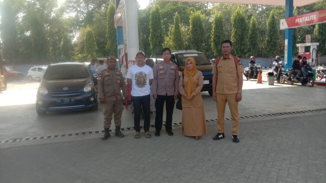 
 Waka, Polsek Ulaweng, Bersama, Dinas Kebudayaan, dan Satpol PP, Pantau, Pelayanan, Pengisian BBM, di SPBU Akae,