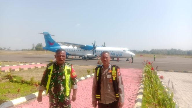 
 ‎Bhabinkamtibmas Polsek Awangpone Pantau Aktivitas Penerbangan di Bandara Arung Palakka