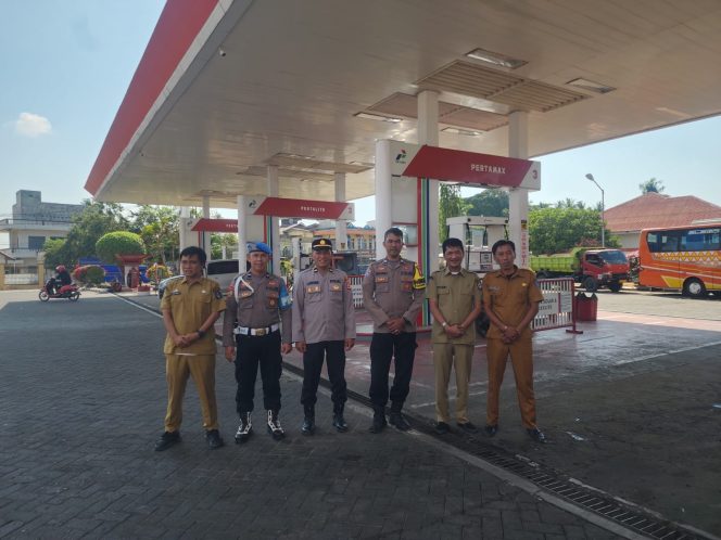 
 Waka Polsek Mare Cek Personel Pengamanan di SPBU Karella Mare Waka Polsek Mare Cek Personel Pengamanan di SPBU Karella Mare