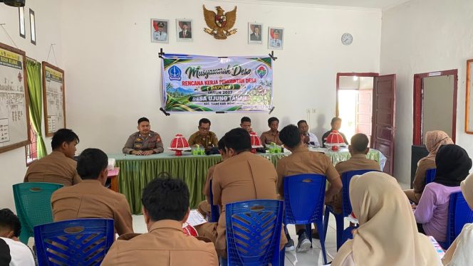 
 Bhabinkamtibmas Polsek Mare Hadiri Musrenbang di Desa Ujung Tanah Bhabinkamtibmas Polsek Mare Hadiri Musrenbang di Desa Ujung Tanah