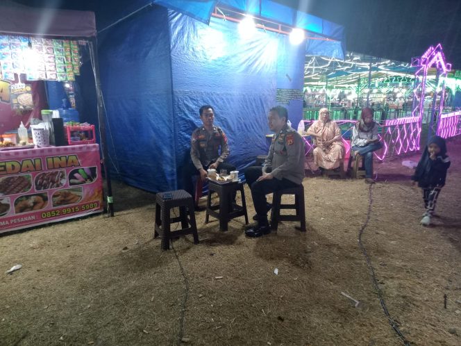 
 Anggota Polsek Mare Laksanakan Pengamanan Pasar Malam Anggota Polsek Mare Laksanakan Pengamanan Pasar Malam di Lapangan Merdeka Alun-Alun Mare