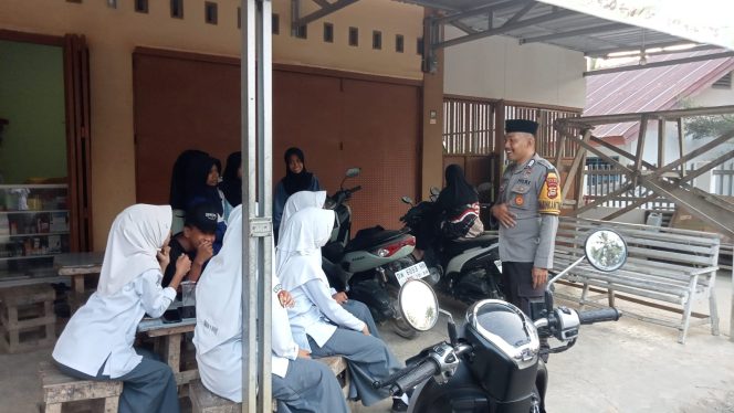 
 Bhabinkamtibmas Polsek Cina Sambangi Pelajar