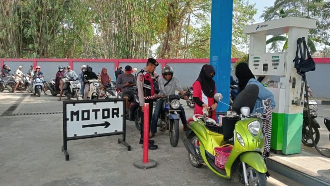
 Polsek Cina Berikan Pelayanan Humanis, Aiptu Rusli N. Laksanakan Pengaturan Antrean Kendaraan di SPBU