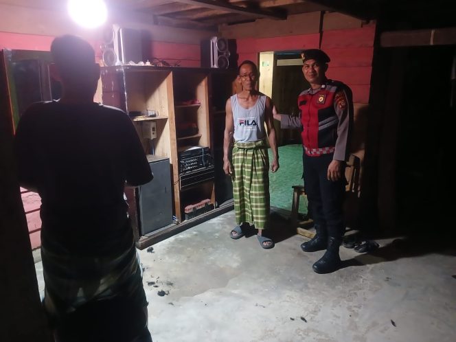 
 ‎Berikan Rasa Aman Kepada Masyarakat, Personel Polsek Cenrana Lakukan Patroli Malam.
