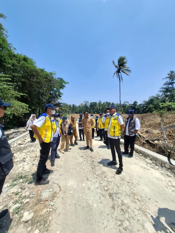 
 Bhabinkamtibmas Hadiri Peninjauan dan Monitoring Progres PISEW Tahun 2026 di Desa Lemoape