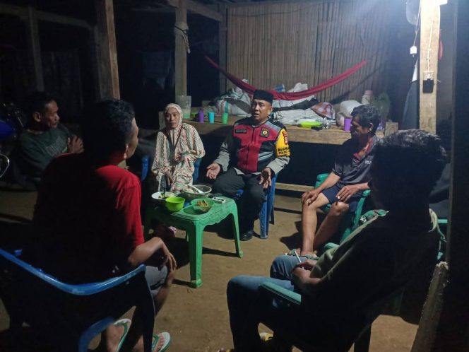 
 Bhabinkamtibmas, Aiptu Mustamin, Sambangi Warga, Terkait, Permasalahan, Batas Tanah, di Desa, Lilina Ajangale,