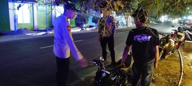 
 Patroli Malam, KSPKT 3, Polsek Ulaweng, Sambangi, Kelompok, Anak Muda, di Pinggir Jalan Poros, Tacipi–Bengo,