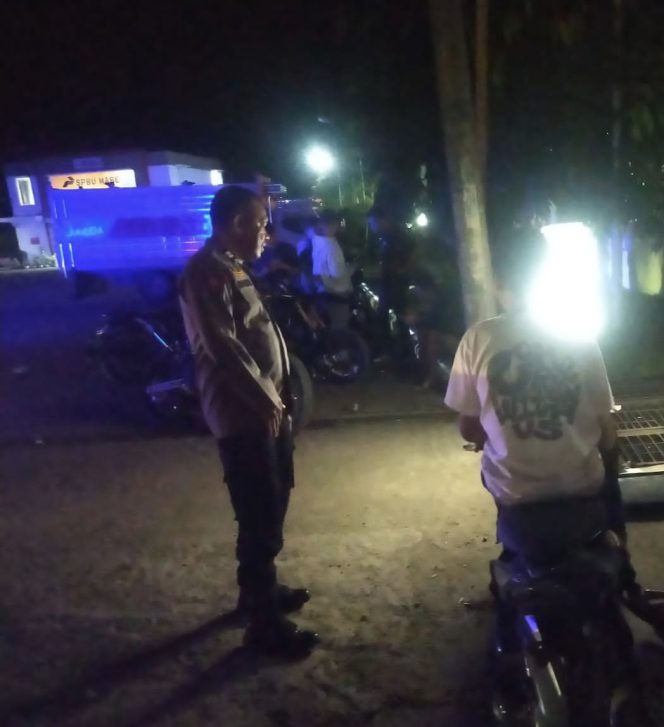 
 TINGKATKAN KEHADIRAN POLISI, PERSONEL POLSEK MARE GELAR PATROLI PRESISI