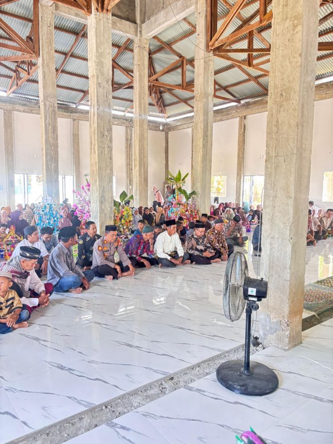 
 *Kapolsek Tonra Hadiri Peringatan Maulid Nabi Muhammad SAW Di Mesjid Burungeng Desa Bacu