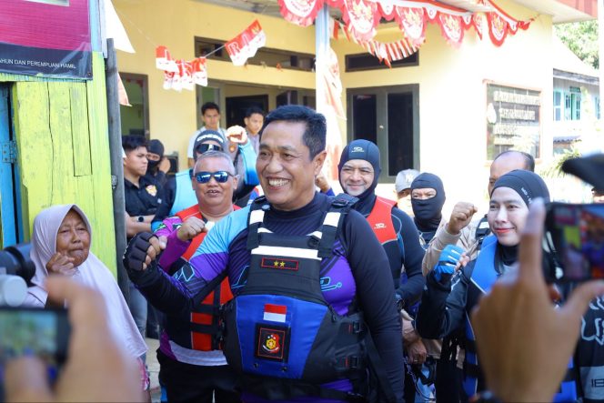 
 Peringati HUT ke-78 Polwan, Kapolda Sulsel Pimpin Bakti Sosial di Pulau Barrang Lompo