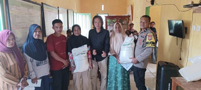 
 Bhabinkamtibmas Aipda Andi Sudirman Hadiri Pembagian Bantuan Pangan di Desa Mattampa Walie