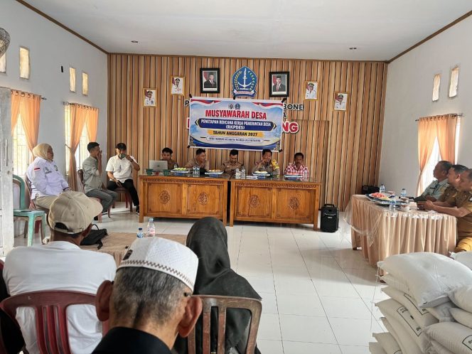 
 ‎Musyawarah Desa Penetapan RKPDes di Desa Cinennung, Bhabinkamtibmas Aipda Junaid Sampaikan Pesan Kamtibmas