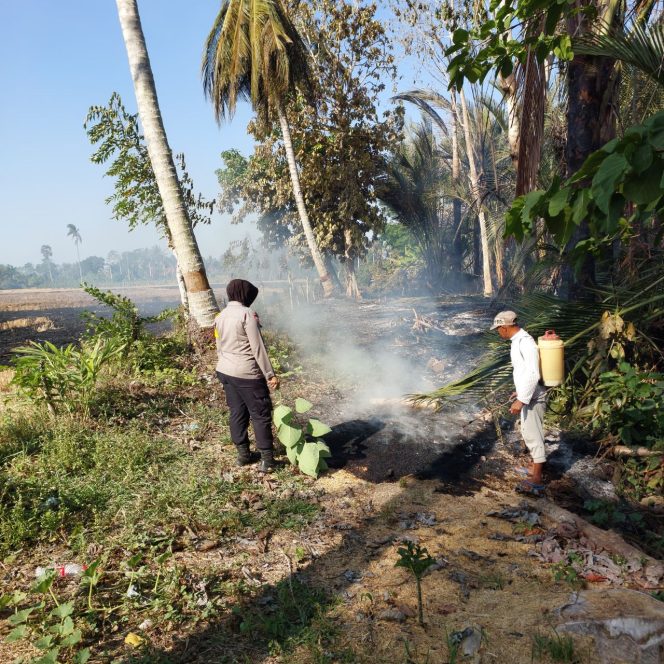 
 ‎Bhabinkamtibmas Bersama Warga Padamkan Kebakaran Lahan di Desa Panyili