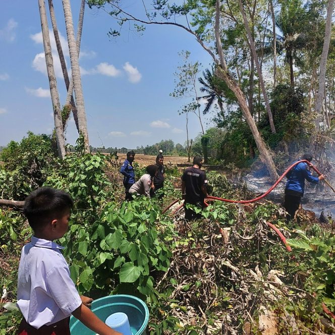 
 Bhabinkamtibmas Desa Panyili Turut Padamkan Kebakaran Lahan Bersama Warga