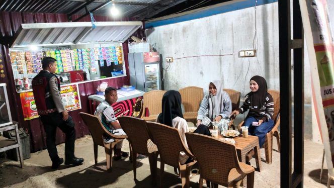 
 Lakukan Sambang Bripka Arman  Titip Pesan Kamtibmas  ,Polsek Tonra Polres Bone