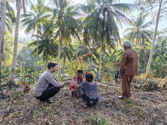 
 Bhabinkamtibmas Fasilitasi Problem Solving Sengketa Batas Lahan di Dusun Liang Asue Desa Lemoape