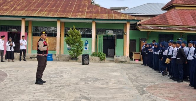 
 Kanit Samapta Polsek Ajangale Berikan Penyuluhan Tertib Lalu Lintas dan Cegah Kenakalan Remaja di Kalangan Pelajar