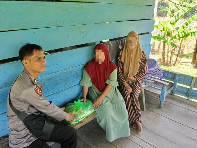 
 ‎Bhabinkamtibmas Polsek Awangpone Salurkan Paket Sembako kepada Warga Kurang Mampu