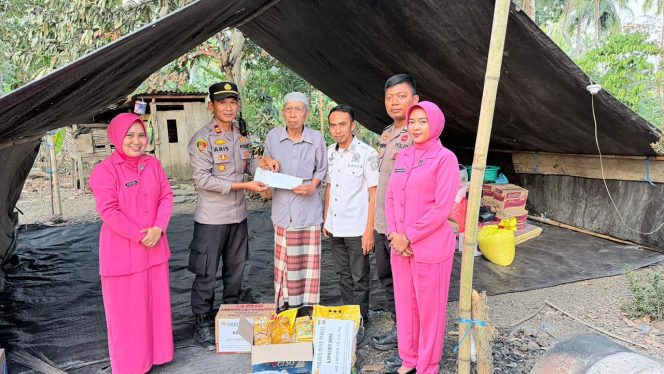 
 Ringankan Beban Korban Kebakaran, Polres Bone Hadir melalui Bantuan Sosial