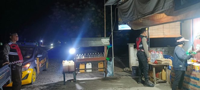 
 Patroli Biru Polsek Barebbo, Personel Sampaikan Pesan Kamtibmas dan Waspada Kebakaran