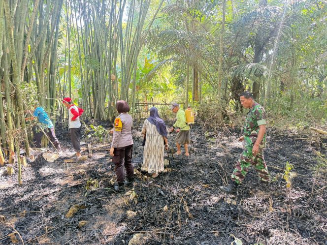 
 Bhabinkamtibmas Polsek Barebbo Gerak Cepat Datangi Lokasi Kebakaran Lahan Warga di Desa Samaelo