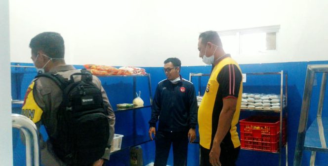 
 Bhabinkamtibmas dan Kanit Binmas Polsek Barebbo Kunjungi SPPG Corawali, Pastikan Operasional Berjalan Sesuai SOP