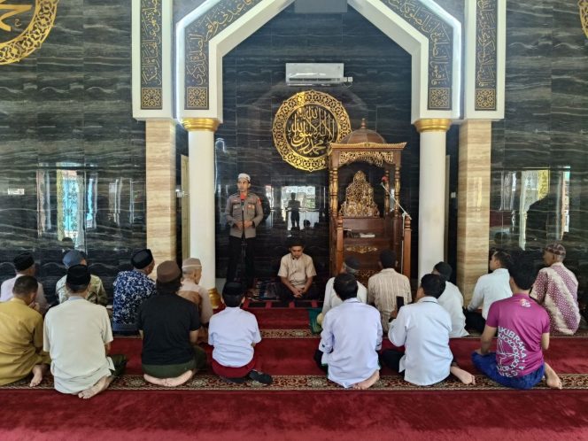 
 KBO Sat Binmas Polres Bone Sampaikan Pesan Kamtibmas dan Imbauan Pencegahan Kebakaran kepada Jemaah Masjid Nurul Yaqin