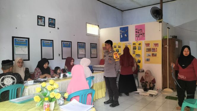 
 Bhabinkamtibmas Polsek Barebbo Dampingi Kegiatan Posyandu Melati 1 di Kelurahan Apala