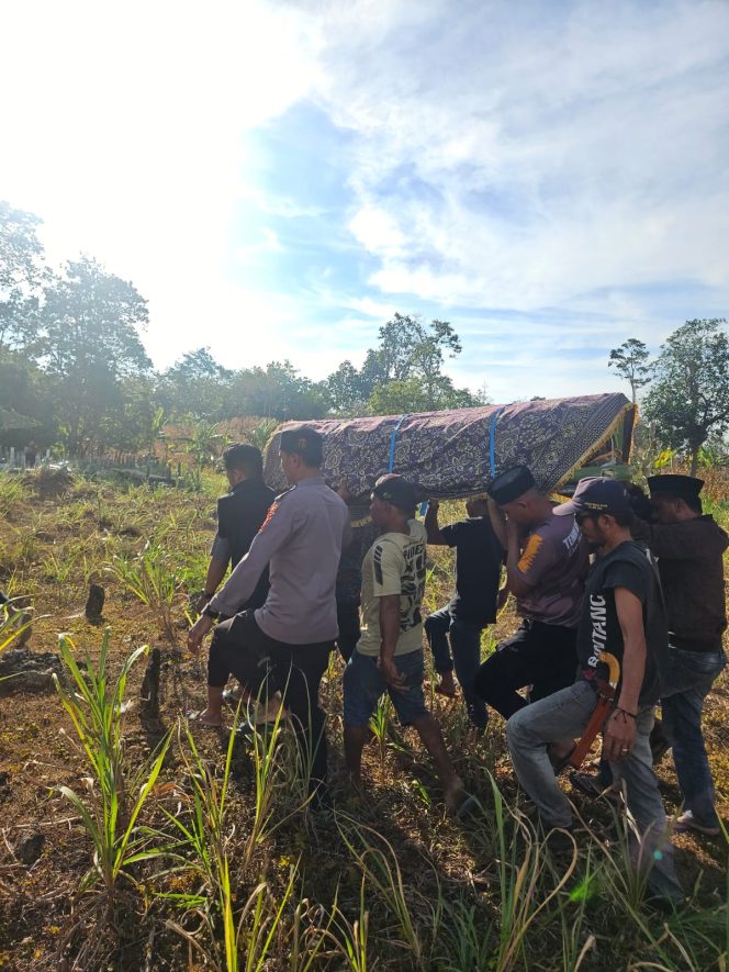 
 Wujud Kepedulian dan Belasungkawa, Bhabinkamtibmas Bripka La Suardi Bersama Warga Antar Jenazah ke Pemakaman